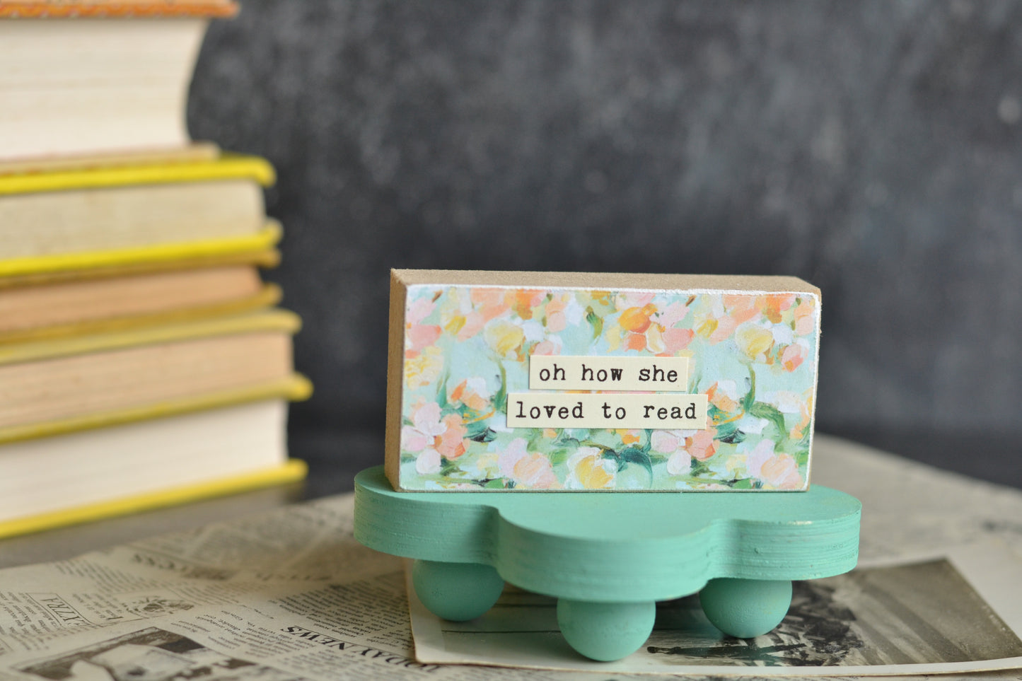 Small Floral Sign - oh how she loved to read