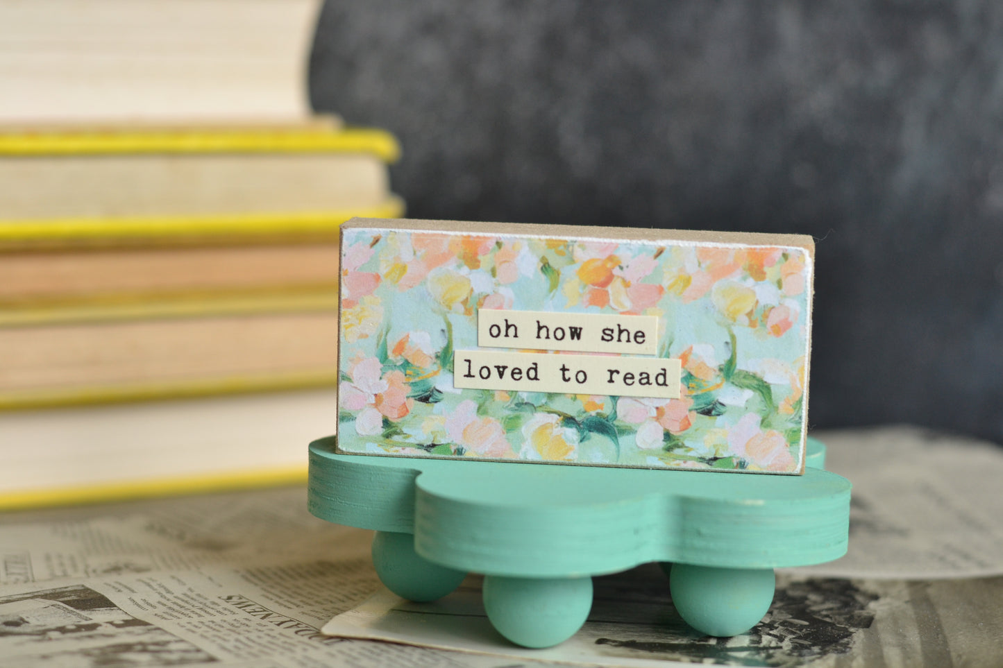 Small Floral Sign - oh how she loved to read