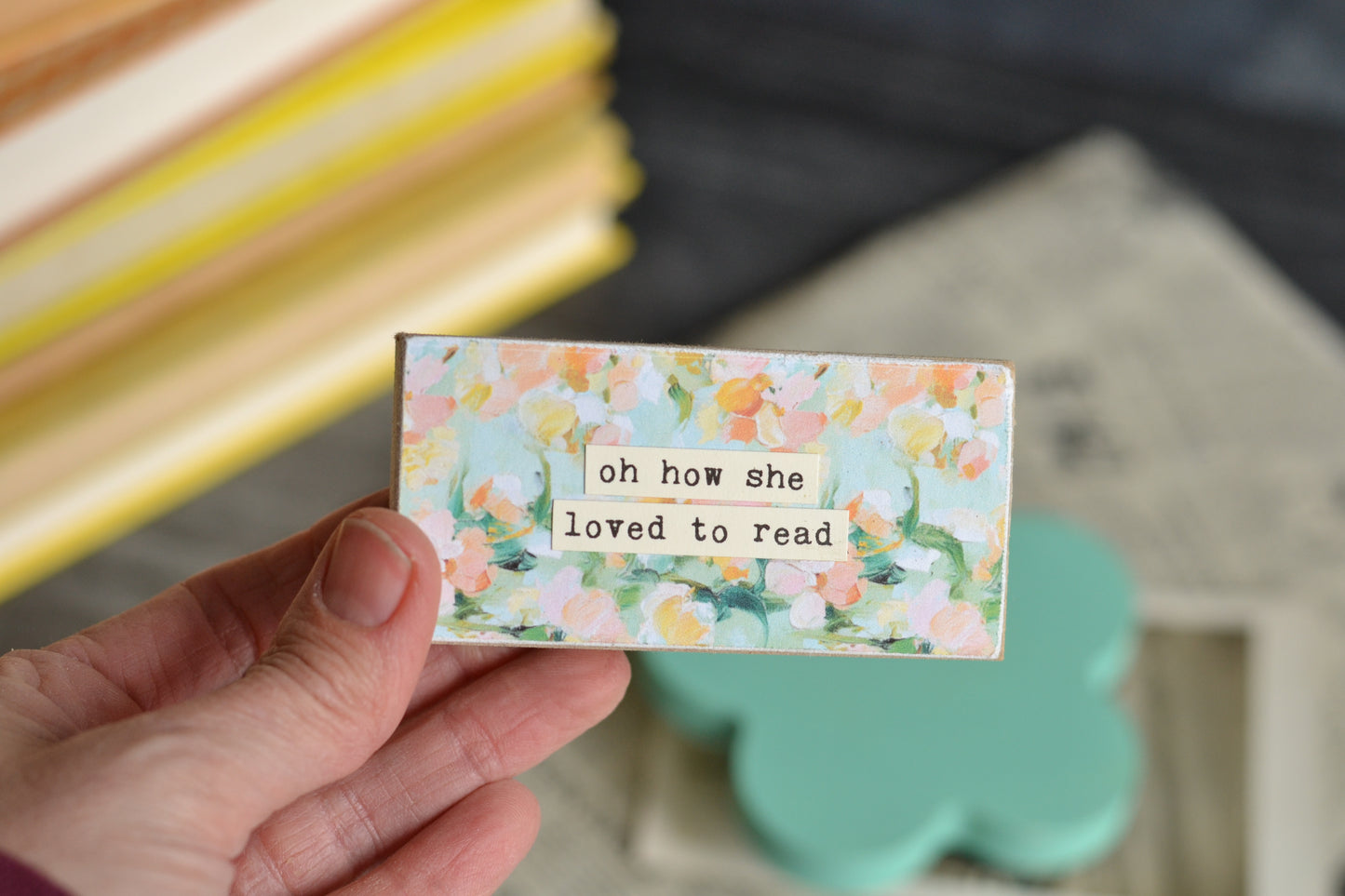 Small Floral Sign - oh how she loved to read