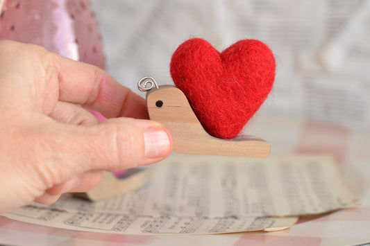 RED Felt heart Valentine's Snail