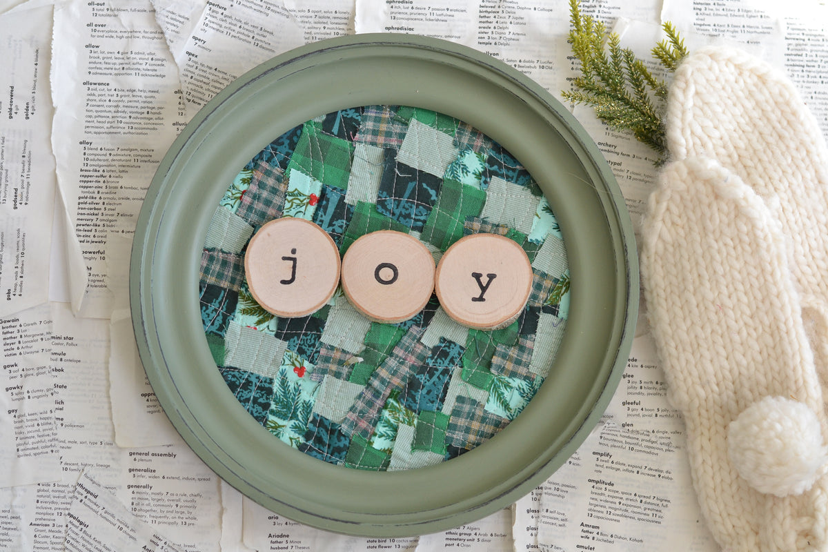 Larger Confetti Quilted Round Frame Log Slice JOY G45