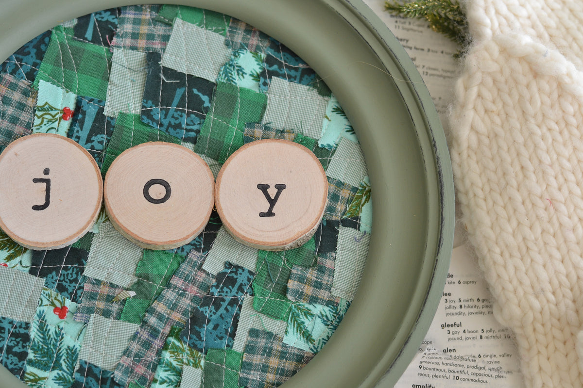 Larger Confetti Quilted Round Frame Log Slice JOY G45